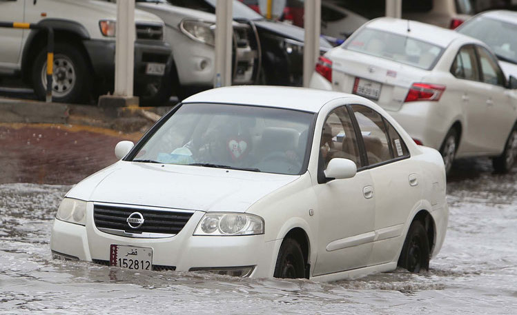 Important tips to protect the damaged car from rain water